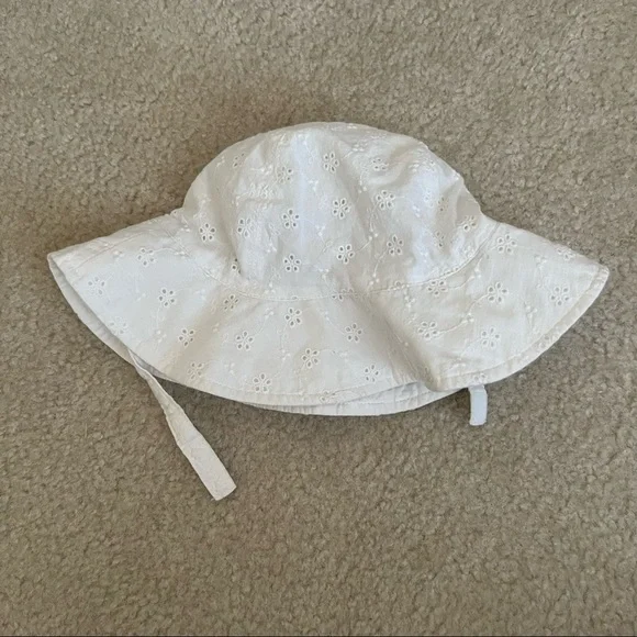 Carter’s white eyelet sun hat - Picture 1 of 2